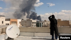 Облако дыма над Тегераном после удара США и Израиля по городу. 1 марта 2026 года