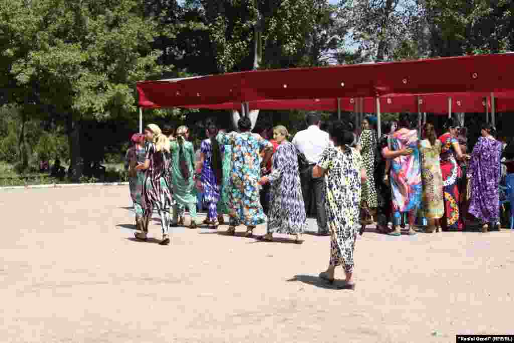 Tajikistan -- Dushanbe, Tajik people celebrate Unity Day, women, street, 27 June 2014