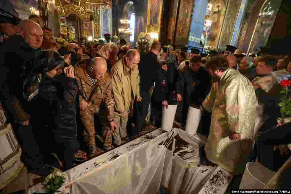 «Це – людина, яка пішла проти системи. І ми маємо бути вдячними йому за це», – сказала Радіо Свобода Олена, одна з тих, хто прийшов провести патріарха Філарета в його останню путь