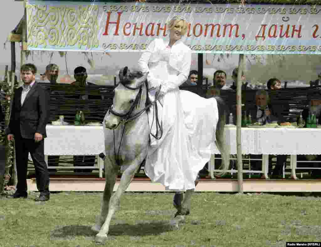 "Хьалхара нох тасар" цIе йолу даздар фолклоран дезаде а хилла, дIахIоьттира Нохчийчохь. Шелан кIошт, БелгIатан эвлайист. Нохчийчурча даздаршка баьхкина бара Къилбаседа ХIирийчура хьеший, шайна юкъахь мехкарий а болуш.