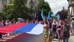 Парад національностей у Криму пройшов без українського прапора (відео)