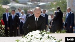 Президент России Владимир Путин у могилы президента Узбекистана Ислама Каримова в Самарканде. 