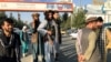 Член «Талибана» перед входом в аэропорт