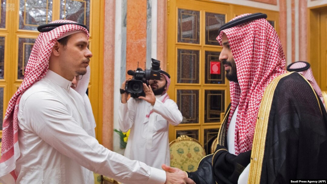 Mohammed bin Salman (sağda) jurnalist Jamal Khashoggi-nin ailə üzvləri ilə görüşür, 23 oktyabr, 2018-ci il