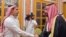 تصویری از دیدار محمد بن سلمان با اعضای خانواده روزنامه‌نگار مقتول عربستانی