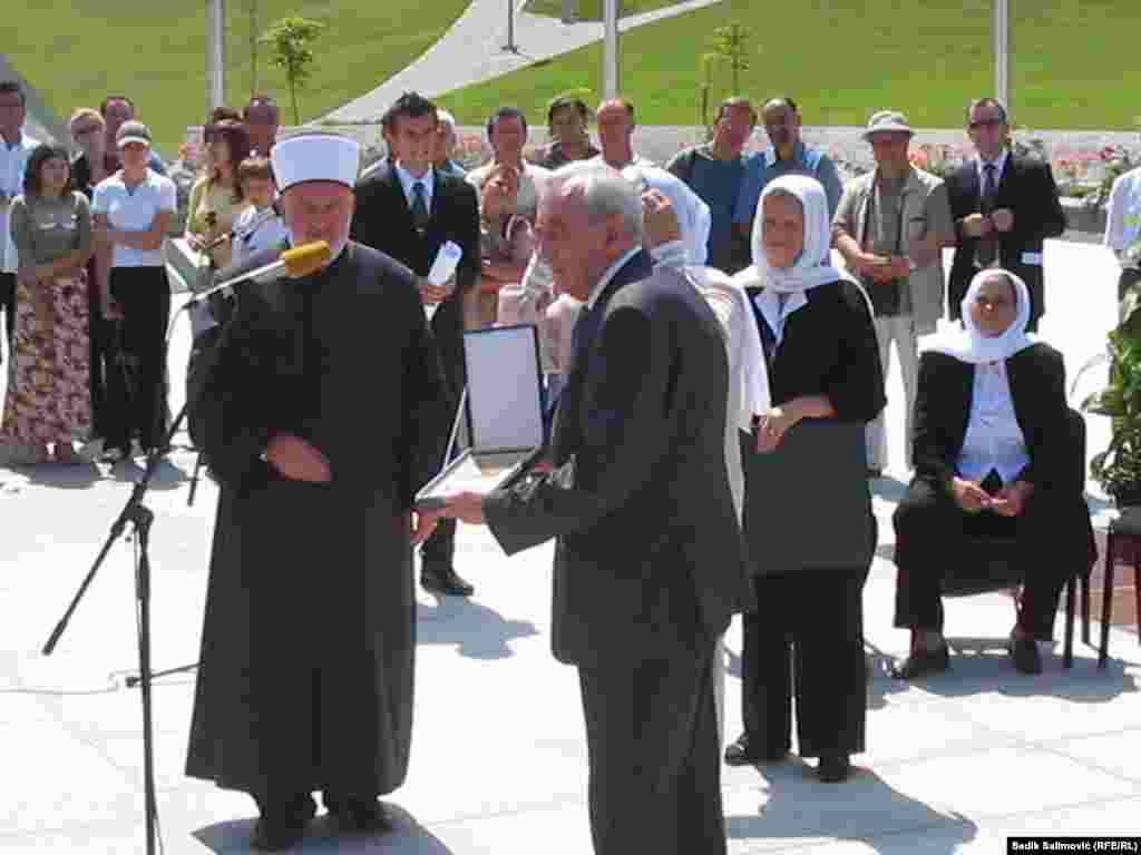 Prilikom obilježavanja desete godišnjice genocida nad Bošnjacima Srebrenice, u Potočarima bivšem specijalnom izvještaču UN-a za ljudska prava Tadeušu Mazovjeckom dodijeljena je nagrada &bdquo;Srebrenica 1995.&quot;.Mazovjecki je, nakon što je saznao o razmjerama zločina nad srebreničkim Bošnjacima 1995. godine, podnio ostavku na tu funkciju.