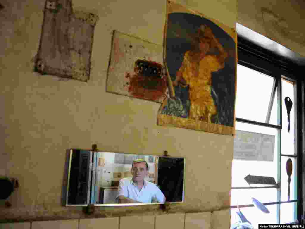 მესაათეები, მკერავები, მეწაღეები, გასაღების ხელოსნები - ისინი თბილისის ყველა უბანში არიან და ყველამ იცის მათი პატარა, უმეტესად, სარდაფებსა და ჩიხებში ”დამალული” ოთახების მისამართები...