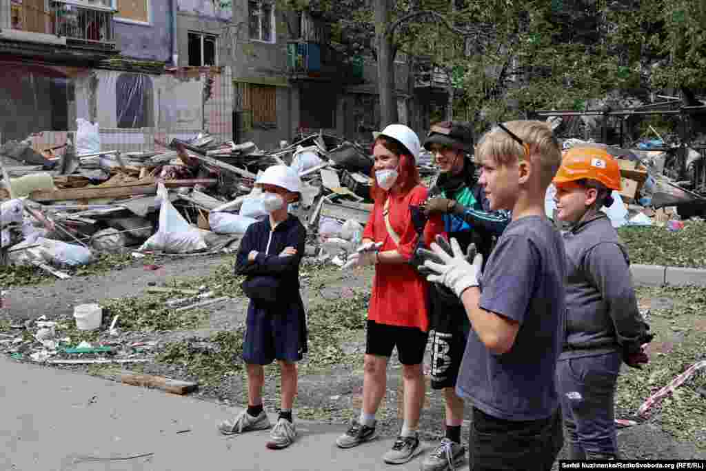 Юні волонтери – мешканці Солом’янського району Києва –долучилися до розбору завалів будинку, по якому завдала удару російська армія. Червень 2025 року