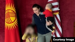 Элнура эки баласы менен. 