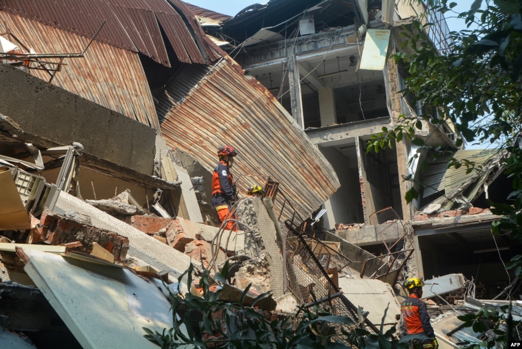 Punëtorët e shpëtimit që kërkojnë për të mbijetuarit që kanë ngecur në një ndërtesë të dëmtuar në Nju Taipei, pas tërmetit që goditi lindjen e Tajvanit.