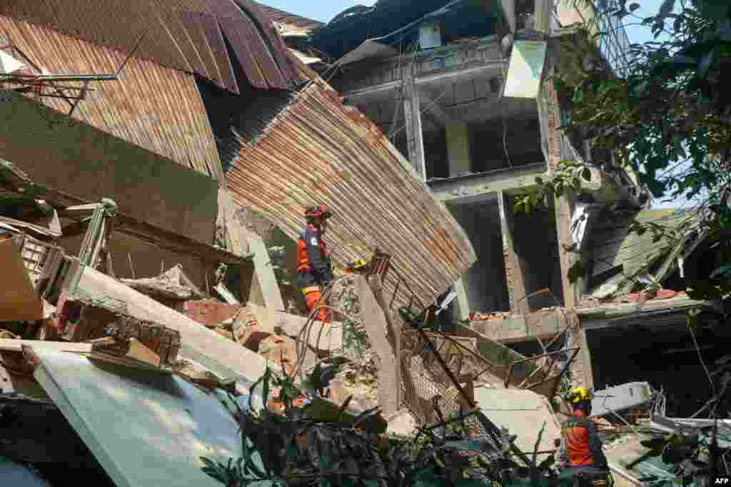 Spasioci pretražuju ruševine u potrazi za preživjelima u&nbsp;New Taipei Cityju, 3. aprila&nbsp; 2024.