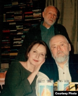 Ирина Горянина, Игорь Шелковский (стоит), Алик Сидоров, 2004