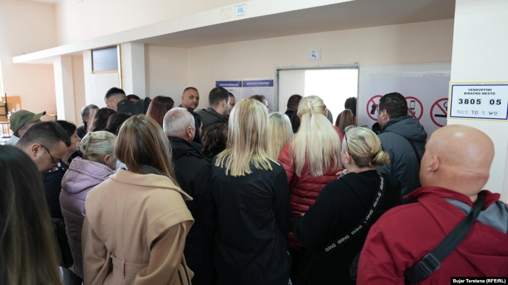 Qytetarët në Mitrovicën e Veriut presin rendin për të votuar në një qendër votimi të vërshuar nga një numër i madh votuesish qysh në orët e hershme të mëngjesit të 12 tetorit 2025. 