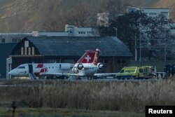 Avioane și ambulanțe ale serviciului de ambulanță aeriană Rega din Elveția, pe aeroportul din Sion, în urma unui incendiu și a unei explozii în barul „Le Constellation” din stațiunea de schi de lux Crans-Montana din sud-vestul Elveției. REUTERS/Pierre Albouy