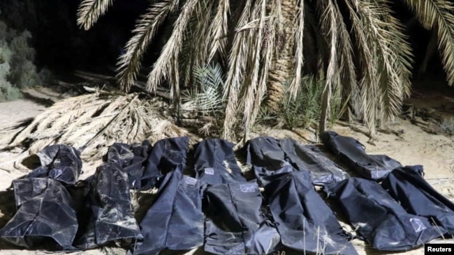 Тела нелегальных мигрантов, обнаруженные в братской могиле в пустыне в районе Джихарра, примерно в 440 километрах от Бенгази. Как они там оказались и кто их убил, никто не знает. Ливия, 5 февраля 2025 года