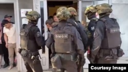 OMON-un Moskvadakı yataqxanada qanunsuz miqrantlara qarşı reydi.