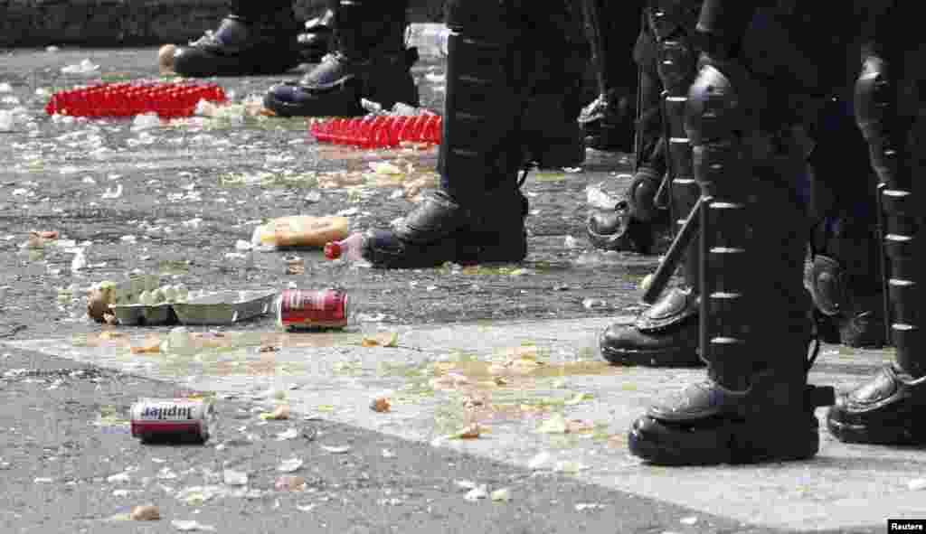 Polislərə atılan yumurtalar.&nbsp;​REUTERS/Jacky Naegelen