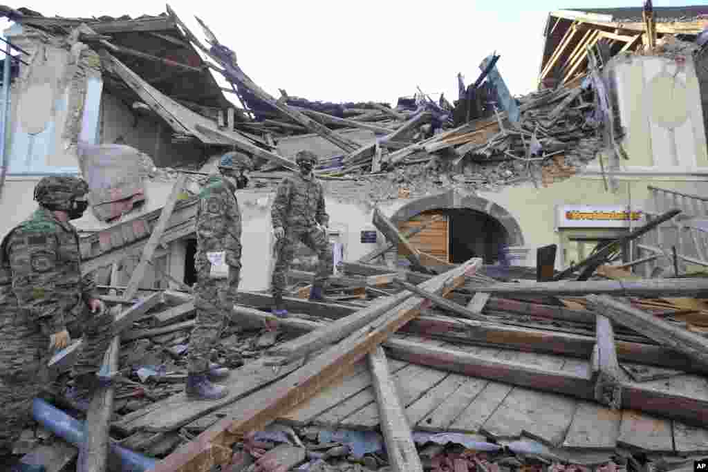 Војници во помош на градот Петриња по земјотресот