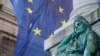 Kjo fotografi e bërë në Bruksel më 19 janar 2024 tregon një flamur gjigant të BE-së nën Harkun e Triumfit. 