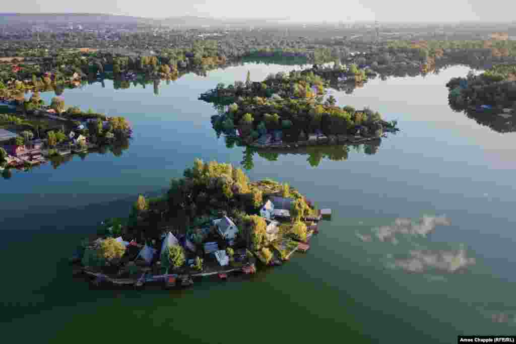 Holiday homes are clustered together on an islet on Kavicsos-to, a lake south of Budapest. &nbsp;
