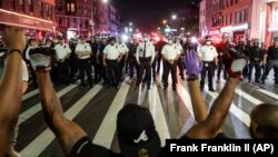 Манифестанты и полицейские. Нью-Йорк, 4 июня 2020 года