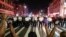 Протестиращи застават на колене в памет на Джордж Флойд, докато полицията на Ню Йорк се придвижва към тях., 4 юни 2020 г.
