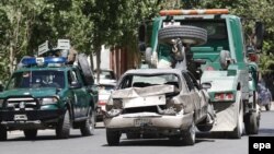 Евакуація решток автомобіля після нападу самогубці, Кабул, ілюстративне фото