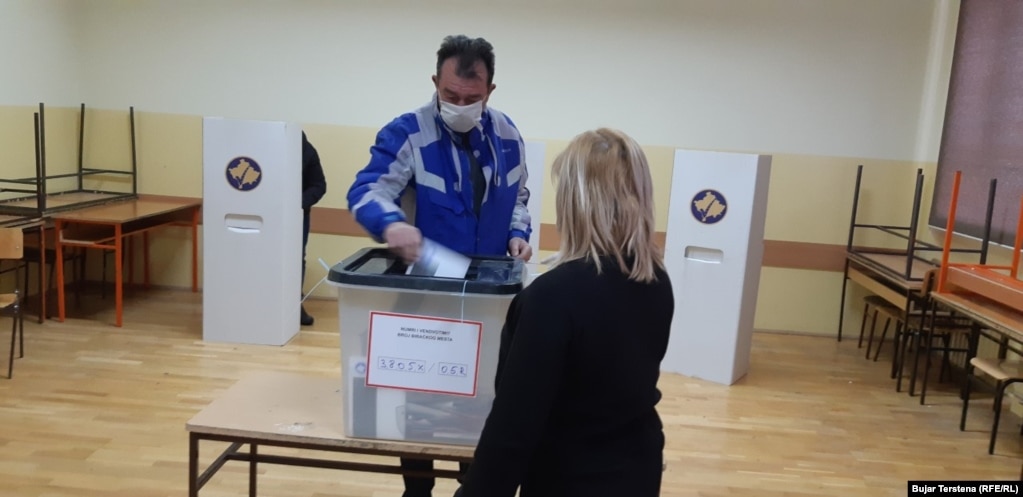 Një votues me maskë mbrojtëse duke votuar në Mitrovicën Veriore.