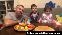 Ardian Nrecaj dhe fëmijët e tij: Sara dhe Arbëri.