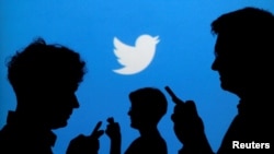 Logoja e kompanisë Twitter dhe disa persona duke këmbyer mesazhe.