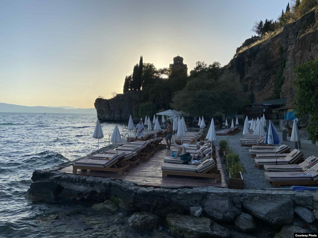 Edhe kjo platformë, ku janë vendosur shtretër dhe çadra, sipas qytetarëve, janë ndërtuar në mënyrë të paligjshme.