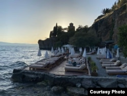 Edhe kjo platformë, ku janë vendosur shtretër dhe çadra, sipas qytetarëve, janë ndërtuar në mënyrë të paligjshme.