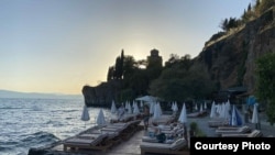 Платформи на Канео за кои граѓани велат дека се нелегално изградени.