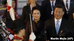 Președintele Chinei Xi Jinping și prima doamnă Peng Liyuan sosesc pe aeroportul internațional Ministro Pistarini din Buenos Aires, Argentina, joi, 29 noiembrie 2018. Argentina este principalul beneficiar al împrumuturilor de urgență acordate de China. 