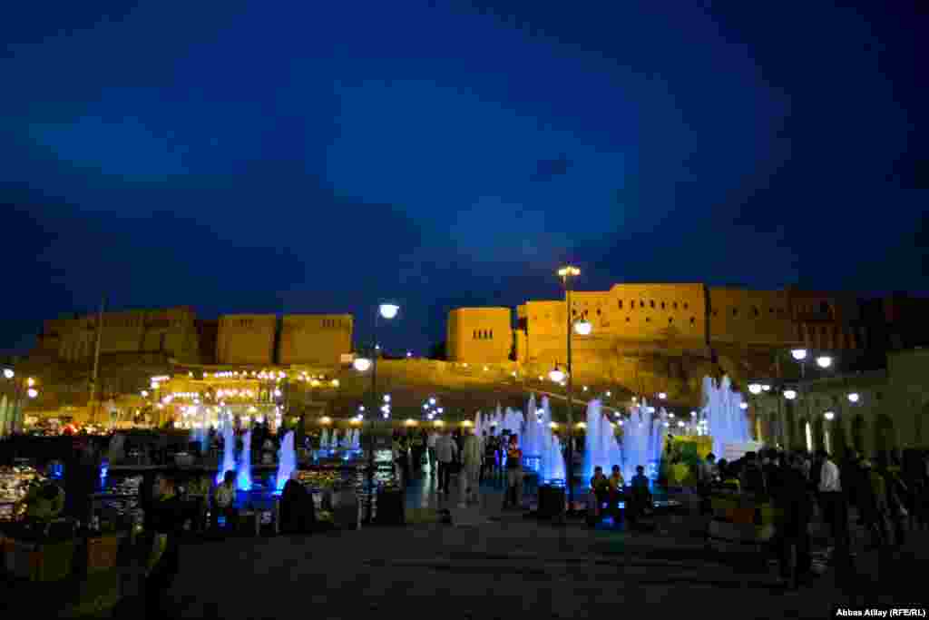 Şəhərin mərkəzində, hündür bir ərazidə qədim Ərbil qalası.