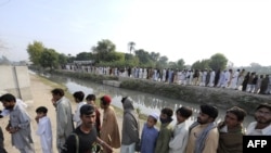 Internally displaced Pakistani civilians flee from military operations against Taliban militants in South Waziristan on October 26.