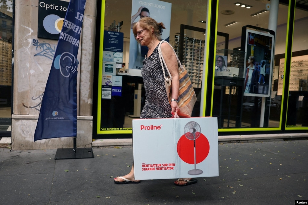 Një grua mban një freskuese elektrike në Paris, më 23 qershor 2026.Studiuesit, duke analizuar të dhënat klimatike nga viti 1950 deri në vitin 2024, kanë konstatuar se temperaturat kanë filluar të rriten ndjeshëm që nga viti 1970, ndërsa episodet e stresit nga nxehtësia janë bërë më intensive gjatë netëve më të nxehta, sipas një studimi të Qendrës Evropiane për Parashikime Afatmesme të Motit.