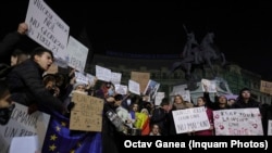 La București, Iași și Timișoara au avut loc manifestații menite să atragă atenția asupra riscului ca România să aibă în frunte cu political cu vederi extremiste: „Dragostea de țară nu e legionară”, „Mai hine mort decât fascist”, „Tinerii vă cer în cor/ Nu votați un dictator”. 