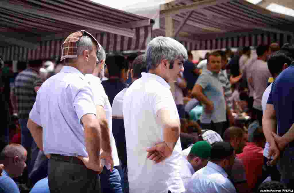 Temperaturun 35 dərəcədən çox olmasına baxmayaraq, insanlar Günün altında ibadət etməkdən çəkinmirlər.