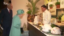 Пакетик не потрібен: Єлизавета II відвідала історичний супермаркет в Лондоні – відео