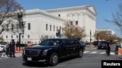 Президент США Дональд Трамп покидает здание Верховного суда США после присутствия на слушаниях по вопросу законности попыток его администрации ограничить право на гражданство по рождению для детей иммигрантов, Вашингтон, округ Колумбия, 1 апреля 2026 года.