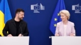 Президент України Володимир Зеленський та президентка Європейської комісії Урсула фон дер Ляєн на спільній прес-конференції в Брюсселі, 17 серпня 2025 року.
