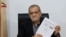 ირანის პრეზიდენტი მასუდ ფეზეშქიანი აშშ-სთან მიღწეულ მემორანდუმზე ხელმოწერის შემდეგ დოკუმენტით ხელში. 18 ივნისი, 2026 წელი