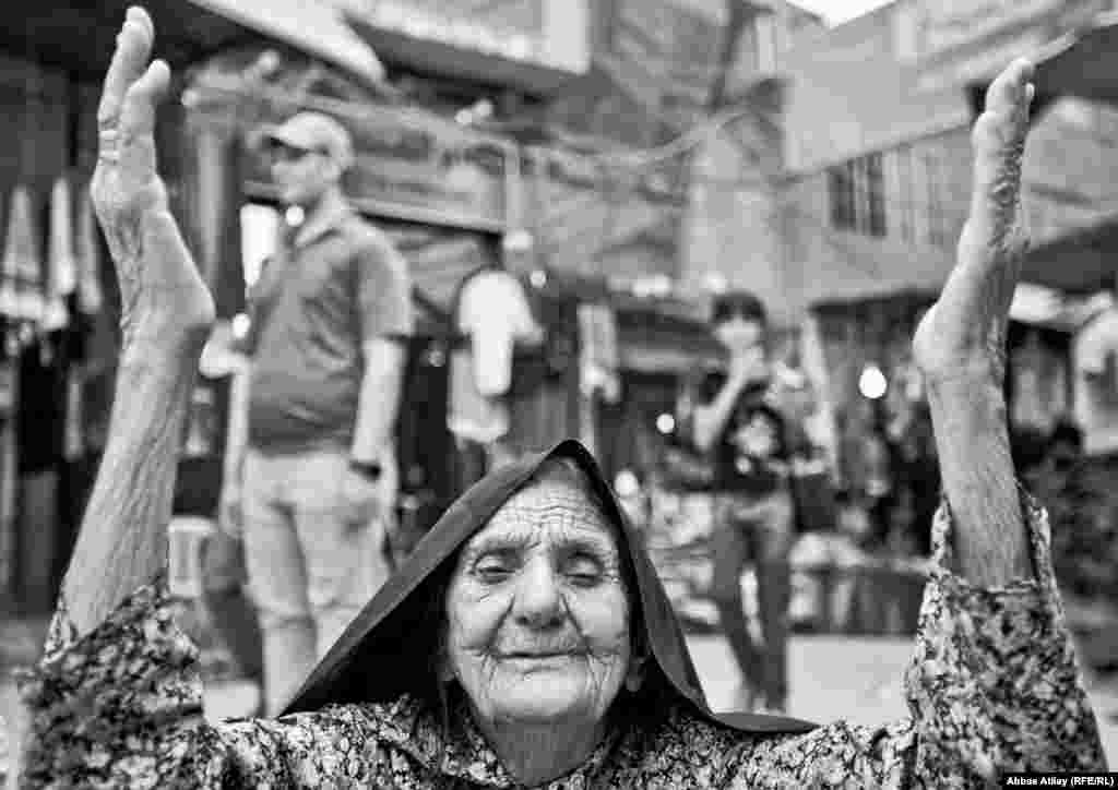 Kərbəlada İmam Hüseyn məqbərəsini ziyarət edən pakistanlı qadın.