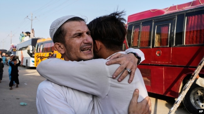افغان کډوال د خدای پامانۍ په وخت