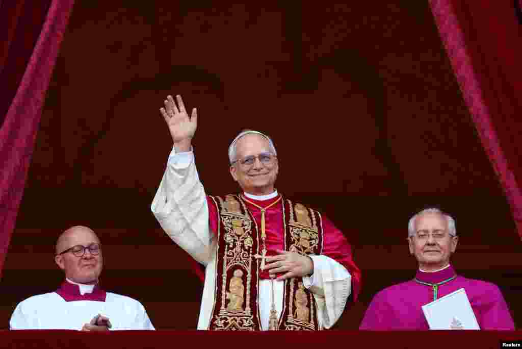 Kardinali amerikan Robert Prevost u zgjodh të enjten papa i ri dhe udhëheqës i Kishës Katolike Romane, duke marrë emrin Papa Leoni XIV, njoftoi një kardinal i lartë para turmave në Sheshin e Shën Pjetrit.