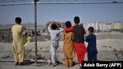 Діти біля табора внутрішньо переміщених осіб, Кабул, червень 2021 року