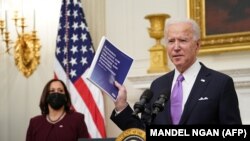 Joe Biden și Emmanuel Macron au avut prima conversație telefonică de la inaugurarea noului președinte american