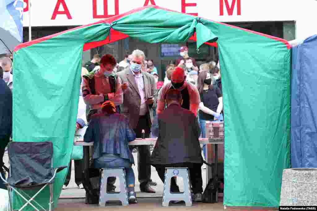 People add their signatures in support of presidential candidate Valery Tsepkalo during a rally outside Komarovka Market on June 7. &nbsp;