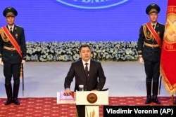 Қырғызстан президенті Садыр Жапаров инаугурация рәсімінде ант беріп жатыр. Бішкек, 28 қаңтар 2021 жыл.